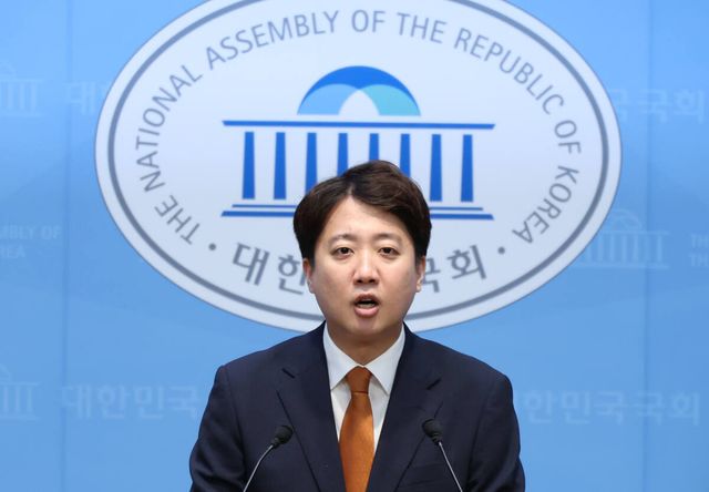 개혁신당 대표인 이준석 의원이 26일 국회 소통관에서 열린 기자회견에서 대표직 사퇴를 발표하고 있다. 연합뉴스