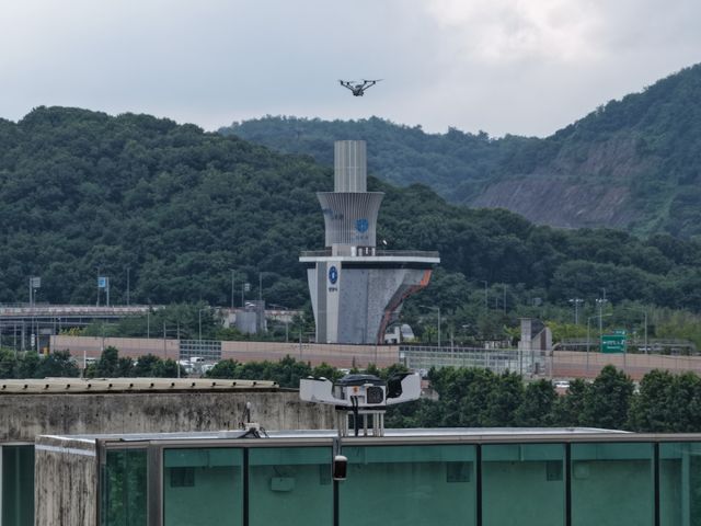 안양천생태이야기관 옥상에 설치된 무인 드론 시스템에서 인공지능(AI) 자율 비행 드론이 이륙하고 있다. 안양시 제공