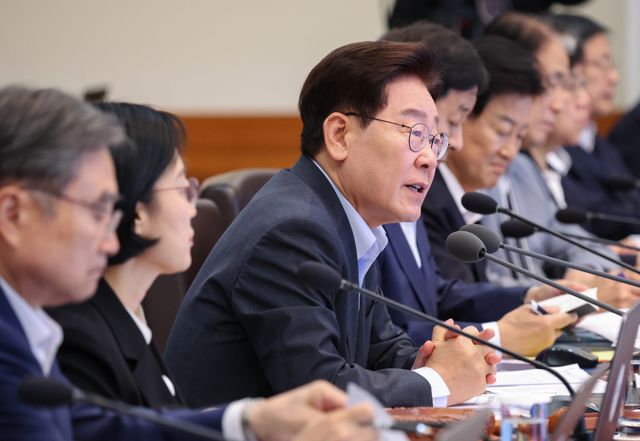 이재명 대통령이 4일 청와대에서 열린 국무회의에서 발언하고 있다. 연합뉴스