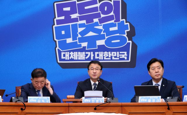 더불어민주당 한병도 대표 직무대행 겸 원내대표가 3일 국회에서 열린 최고위원회의에서 발언하고 있다. 연합뉴스