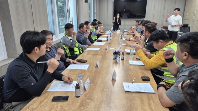 양평군은 지난 7월 31일 양평자원순환센터에서 읍면 환경미화원 반장들과 함께 간담회를 개최했다. 양평군 제공