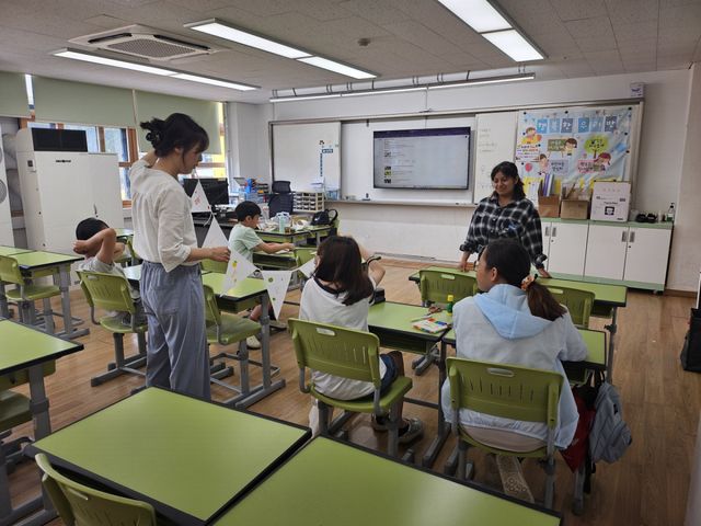 금란초등학교 학생들이 여름방학 방과후 캠프에서 원어민 선생님과 미술 수업을 하고 있다. 김포교육지원청 제공