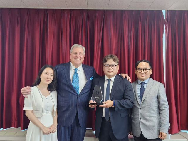 경기도와 경기관광공사가 3일(현지 시간) 미국 시카고의 더페닌슐라 시카고 호텔에서 개최된 는 ‘Trazee Travel Award 2026’에서 ‘아시아 최고 문화관광지(Best Cultural Tourism Destination, Asia)’로 선정됐다. 경기관광공사 제공