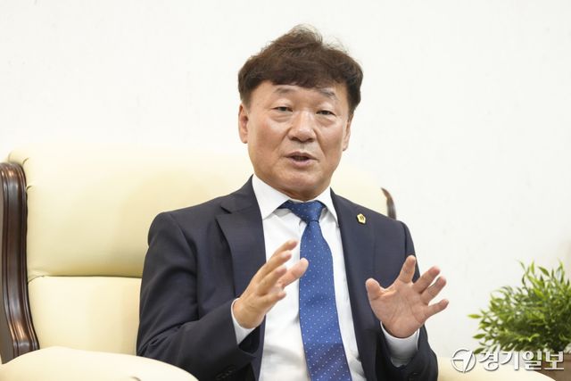 남종섭 경기도의회 의장이 8일 경기일보와의 인터뷰에서 도의회의 앞으로에 대한 의정 목표와 다짐에 대해 밝히고 있다. 홍기웅기자