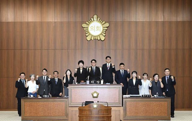 제10대 의정부시의회 의원들이 본회의장에서 기념촬영을 하고 있다. 의정부시의회 제공