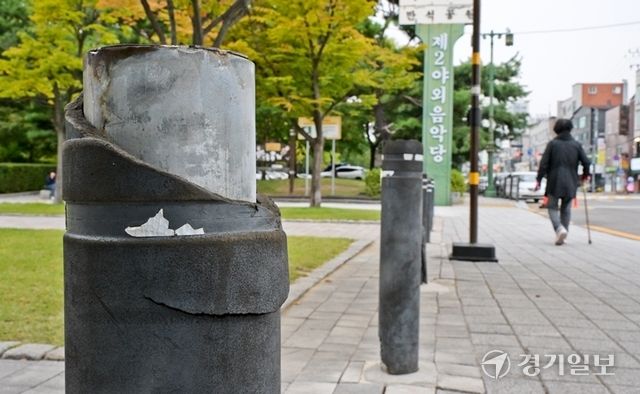 기사의 이해를 돕기 위한 이미지로 직접적 연관은 없습니다. 수원시 송죽동 만석공원 인근의 한 횡단보도 앞에 설치된 볼라드가 훼손돼 있다. 경기일보 DB
