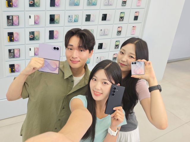 삼성전자 모델이 역대 갤럭시 스마트폰 최다 판매 신기록을 세운 ‘갤럭시 Z 폴드8 울트라·폴드8·플립8’을 소개하는 모습. 삼성전자 제공