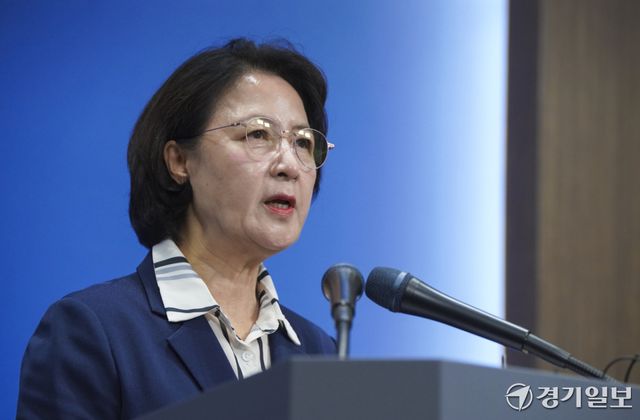 추미애 경기도지사가 5일 오전 경기도청 브리핑룸에서 경기도 재정위기 관련해 기자회견을 진행하고 있다. 홍기웅기자