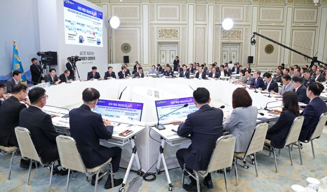 5일 청와대 영빈관에서 이재명 대통령 주재로 외교부·통일부·국방부·국가보훈부 등에 대한 부처 업무보고가 진행되고 있다. 연합뉴스