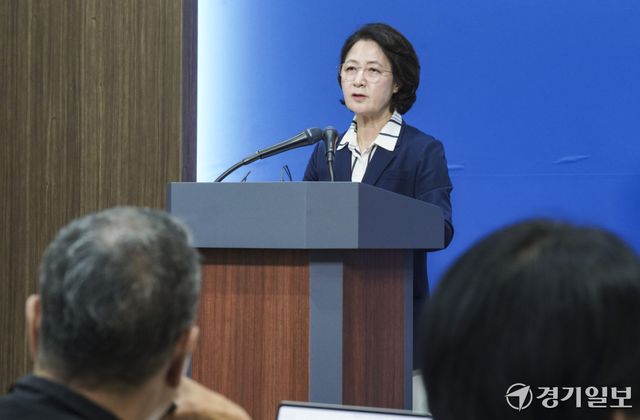 추미애 경기도지사가 5일 오전 경기도청 브리핑룸에서 경기도 재정위기 관련해 기자회견을 진행하고 있다. 홍기웅기자