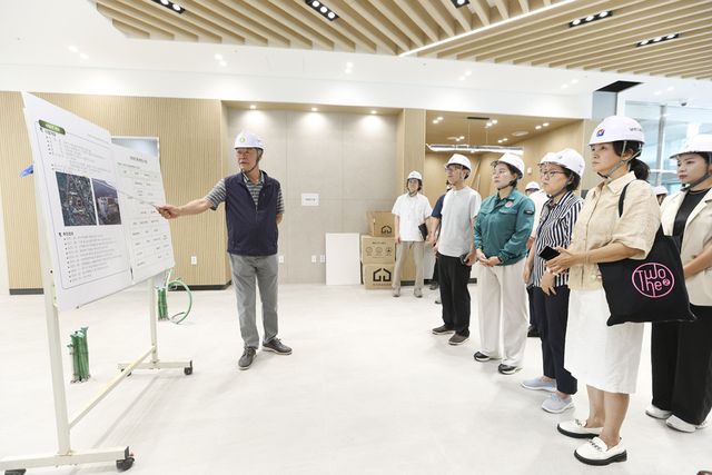 과천시의회는 5일 제2실내체육관을 방문해 공사 추진 현황과 시설 운영계획 등을 확인하는 현장 시찰을 실시했다. 과천시 제공