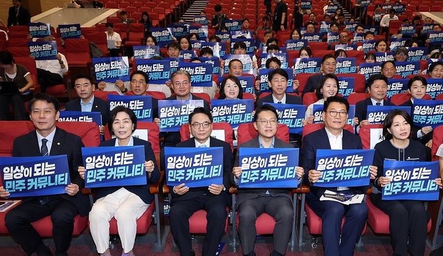 5일 국회 의원회관에서 열린 시민 참여형 민주주의 커뮤니티 '모두의 민주' 창립식에서 송영길 당 대표 후보와 최고위원 후보들이 피켓을 들고 구호를 외치고 있다. 왼쪽부터 한민수, 최민희, 박선원 최고위원 후보, 김남준 창립준비위원, 송영길 당 대표 후보, 서미화 최고위원 후보. 연합뉴스