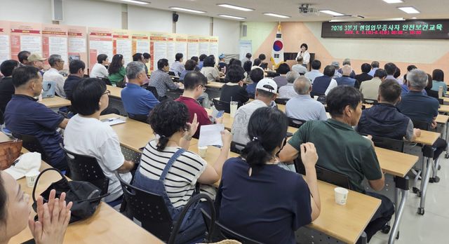 4일 가평교육지원청 회의실에서 학교 급식 분야 현업업무 종사자들이 산업재해 예방과 안전한 근무환경 조성을 위한 맞춤형 안전보건교육을 받고 있다. 가평교육지원청 제공