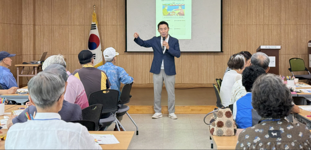 백영현 포천시장이 4일 포천시보훈회관에서 ‘은빛 기억이음 교실’에 참여한 보훈가족 어르신들을 격려하며 국가유공자 예우와 보훈복지 확대 의지를 밝히고 있다. 포천시 제공