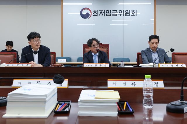 지난 7월 14일 정부세종청사에서 열린 최저임금위원회 제14차 전원회의에서 내년도 최저임금이 시간당 1만700원으로 최종 결정된 뒤 권순원 최저임금위원장이 입장을 밝히고 있다. 연합뉴스
