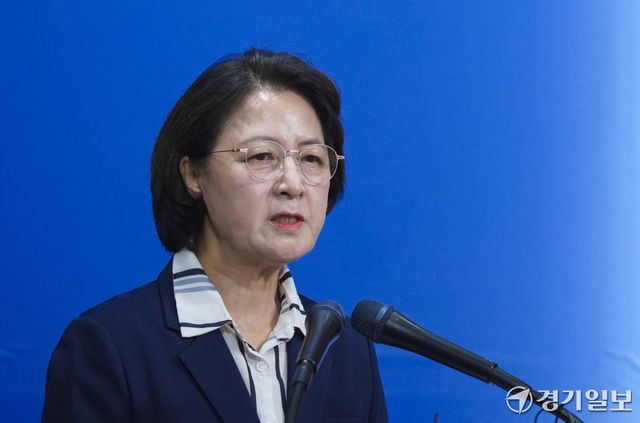 추미애 경기도지사가 5일 오전 경기도청 브리핑룸에서 경기도 재정위기 관련해 기자회견을 진행하고 있다. 홍기웅기자