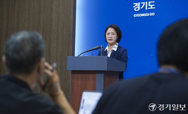 추미애 경기도지사가 5일 오전 경기도청 브리핑룸에서 경기도 재정위기 관련해 기자회견을 진행하고 있다. 홍기웅기자
