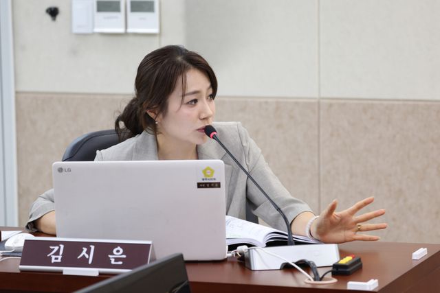 5일 열린 제325회 광주시의회 임시회 3차 행정복지위원회에서 김시은 시의원이 집행부의 6급 별정직 공무원증원 조례안에 대해 질의하고 있다. 광주시의회 제공