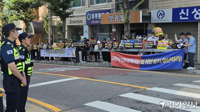 지난 3일 고양시청 앞에서 풍동 일산엘로이 오피스텔 수분양자 일부가 동·호수 지정 계약의 법 위반에 대해 고양시가 과태료 처분을 내려줄 것을 요구하는 집회를 열고 있다. 신진욱기자