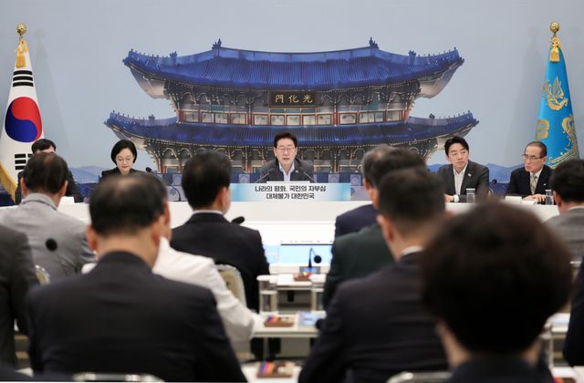 이재명 대통령이 5일 청와대 영빈관에서 열린 외교부·통일부·국방부·국가보훈부 등에 대한 부처 업무보고에서 발언하고 있다. 연합뉴스