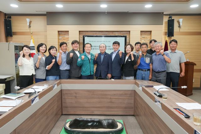포천시의회 의원들과 축산농가 관계자들이 5일 의원회의실에서 우분 고체연료화 시설 설치사업의 추진 방향과 주민 상생 방안을 논의한 뒤 기념촬영을 하고 있다. 포천시의회 제공
