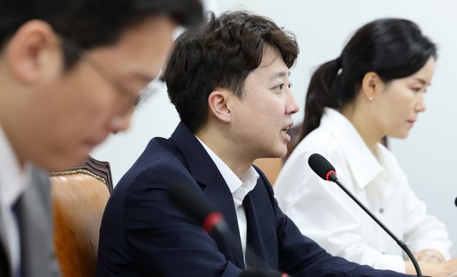 개혁신당 이준석 대표가 3일 국회에서 열린 최고위원회의에 참석해 발언하고 있다. 연합뉴스