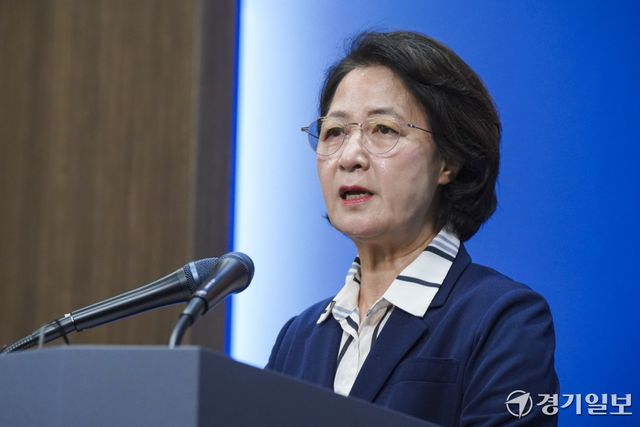 추미애 경기도지사가 5일 오전 경기도청 브리핑룸에서 경기도 재정위기 관련해 기자회견을 진행하고 있다. 홍기웅기자