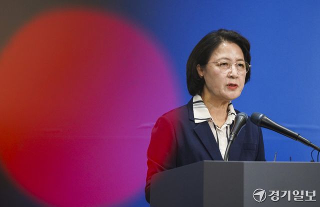 추미애 경기도지사가 5일 오전 경기도청 브리핑룸에서 경기도 재정위기 관련해 기자회견을 진행하고 있다. 홍기웅기자