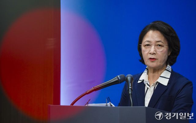 추미애 경기도지사가 5일 오전 경기도청 브리핑룸에서 경기도 재정위기 관련해 기자회견을 진행하고 있다. 홍기웅기자