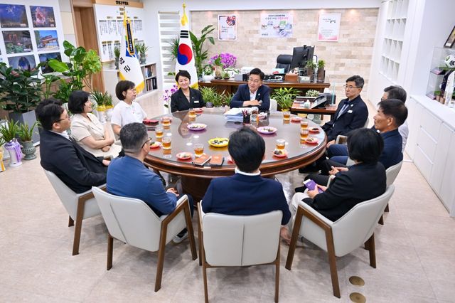 양평군은 지난 4일 오전 10시 군수 집무실에서 민선9기 ‘의회와의 상생·협치를 위한 첫 소통의 자리’로 ‘집행부와 의회 간 차담회’를 개최했다. 양평군 제공