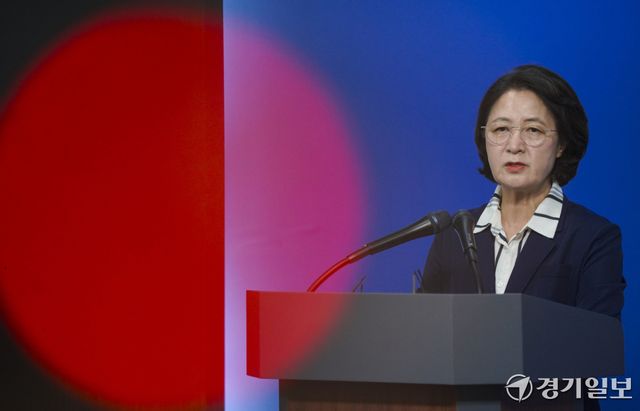 추미애 경기도지사가 5일 오전 경기도청 브리핑룸에서 경기도 재정위기 관련해 기자회견을 진행하고 있다. 홍기웅기자
