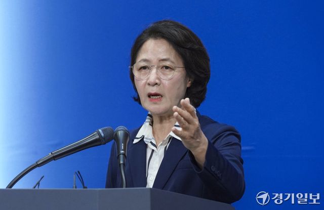 추미애 경기도지사가 5일 오전 경기도청 브리핑룸에서 경기도 재정위기 관련해 기자회견을 진행하고 있다. 홍기웅기자