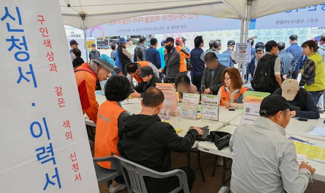 지난 4월 29일 수원특례시 팔달구 화성행궁 광장에서 열린 ‘수원시 노인일자리 채용한마당’에서 장년·노년층 구직자들이 취업신청서 및 이력서를 작성하고 있다. 경기일보DB