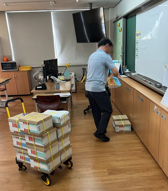 이천교육지원청이 교과서 배부에 따른 학교와 교사들의 부담을 덜어주기 위해 위탁한 용역 인력이 ‘교실 앞 배송’을 실시하고 있다. 이천교육지원청 제공