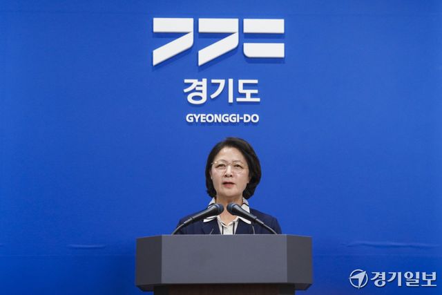 추미애 경기도지사가 5일 오전 경기도청 브리핑룸에서 경기도 재정위기 관련해 기자회견을 진행하고 있다. 홍기웅기자