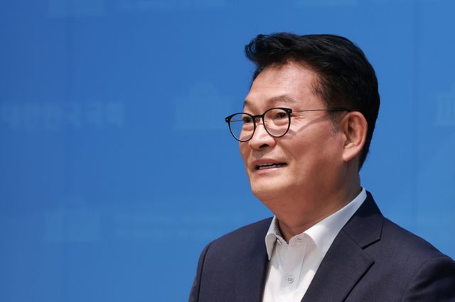 더불어민주당 송영길 당 대표 후보가 5일 국회 소통관에서 조희대 대법원장 탄핵 추진 등을 포함한 사법개혁 관련 기자회견을 하고 있다. 연합뉴스