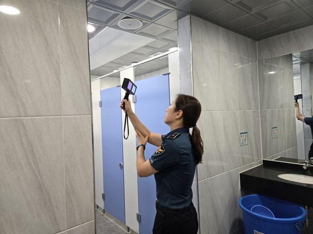 광주경찰서는 5일 관내 워터파크를 대상으로 불법촬영 기기 설치 여부를 집중 점검하고 성범죄 예방 홍보 활동을 실시했다. 광주경찰서 제공