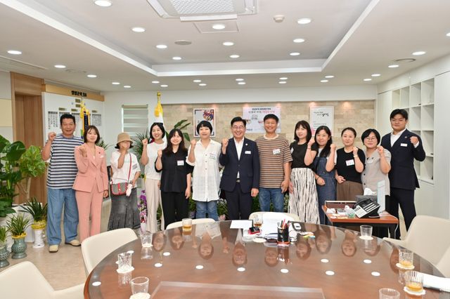 지난 3일 군수실에서 ‘제6기 양평군 사회 관계망 서비스(SNS) 서포터즈’와 군정 소통 간담회를 개최했다. 양평군 제공
