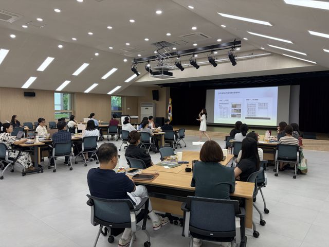 경기도교육청율곡연수원은 직무 지원 분야의 실무자를 조직 안에서 직접 가르치는 전문 강사로 양성하기 위해 ‘율곡 직무강사 전문가과정 Ⅰ·Ⅱ’ 운영을 시작했다. 경기도교육청율곡연수원 제공