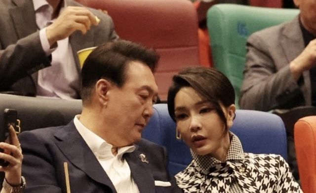 영화 '브로커' 관람 나선 윤석열 대통령 내외. 연합뉴스