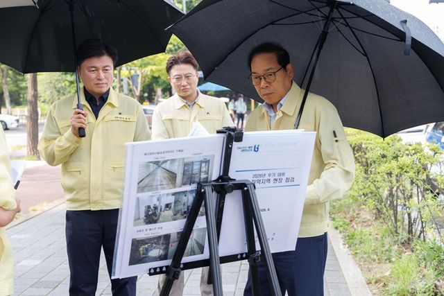 조용익 부천시장과 박병권 부천시의회 의장이 지난 5일 태풍·집중호우에 대비해 지하차도와 침수 우려 주택을 현장 점검했다. 부천시 제공