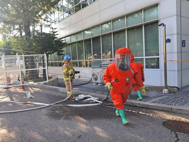 하이드라진 유출 현장에 출동한 소방대원이 화학 보호복을 입고 작업 중인 모습. 경기소방재난본부 제공