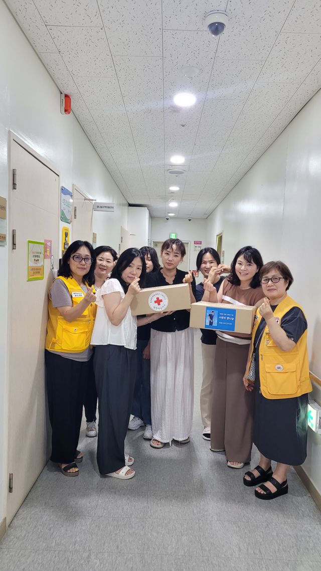 문원동 꿈나눔지역아동센터 빵기부. 과천시 제공