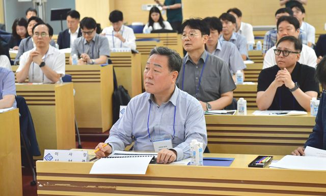 경기신용보증재단이 6일 남양주 정약용도서관에서 시석중 이사장을 비롯한 임원, 본부장, 본점 부서장, 센터장 및 지점장 등 약 50명이 참석한 가운데 ‘2026년 제3차 경영전략 워크숍’을 개최했다. 경기신보 제공
