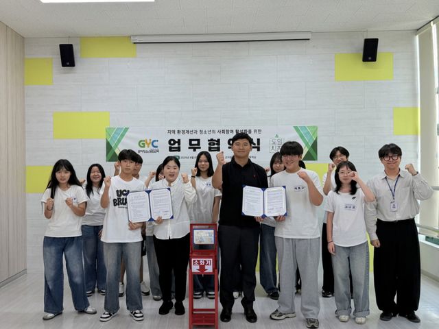 6일 군자청소년문화센터와 청소년마을참여기획단 '군자비스'가 도일시장 상인회와 업무협약을 체결하고 있다. 시흥시 제공