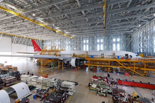인천공항 첨단복합항공단지 IKCS 화물기 개조시설에서 보잉 777-300ER 여객기를 화물기로 개조하는 작업이 이뤄지고 있다. 공항공사 제공