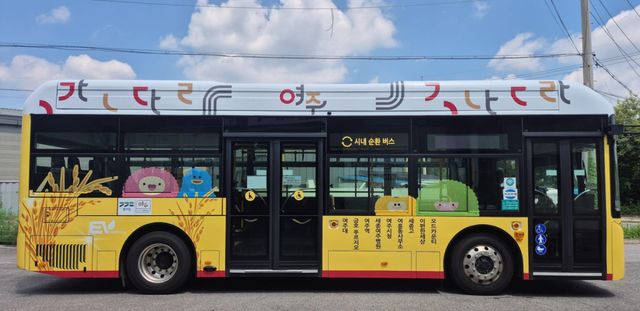 여주시가 시내 순환버스에 세종대왕 한글과 대왕님표 여주쌀, 도자기 등 여주시 상징물과 지역 캐릭터 ‘여주뭉치’를 활용한 버스 홍보를 시작했다. 여주시 제공