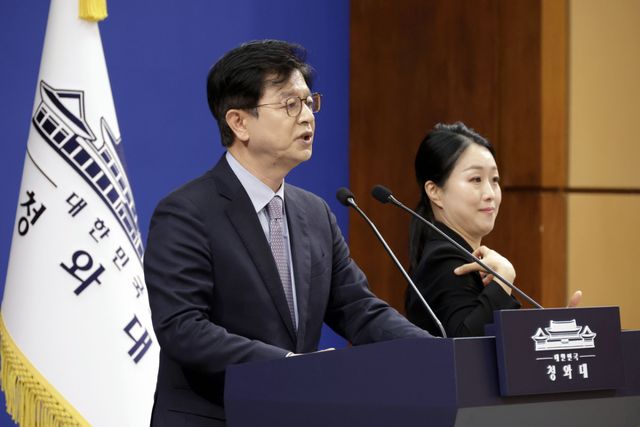 성기홍 홍보소통수석이 10일 청와대 기자회견장에서 신임 국무조정실장 임명 관련 브리핑을 하고 있다. 이재명 대통령은 임기근 기획예산처 차관을 국무조정실장으로 임명했다. 청와대통신사진기자단=연합뉴스