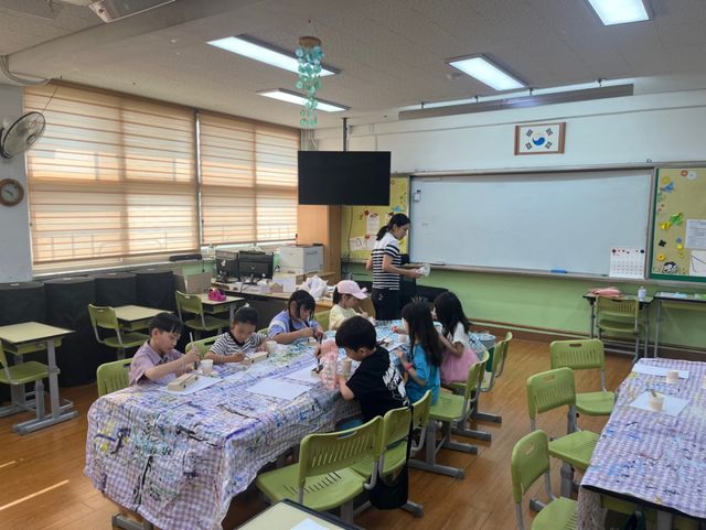 김포초등학교 여름방학 ‘아이신나 플러스’ 프로그램에 참여한 학생들이 힐링미술 수업에 집중하고 있다. 김포교육지원청 제공