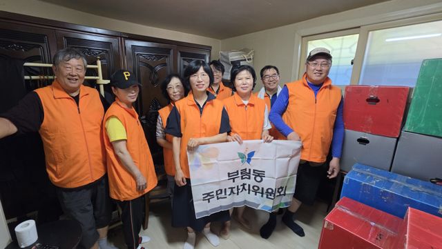 과천시 부림동 제16기 주민자치위원회가 7일 오전 9시 첫 공식 봉사활동을 펼쳤다. 과천시 제공